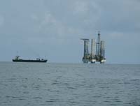 Plateforme pétrolière au large de Port-Gentil, ph. Anne Avaro, mars 2008